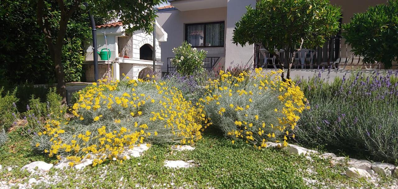 Holiday Home Ruzmarin Трогир Экстерьер фото