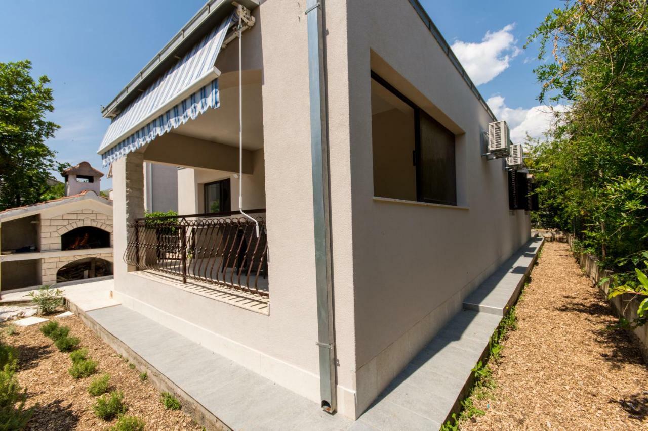 Holiday Home Ruzmarin Трогир Экстерьер фото