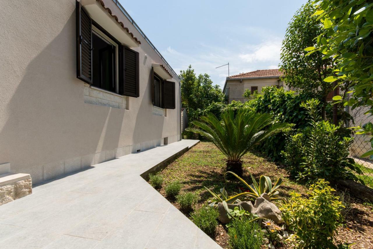 Holiday Home Ruzmarin Трогир Экстерьер фото