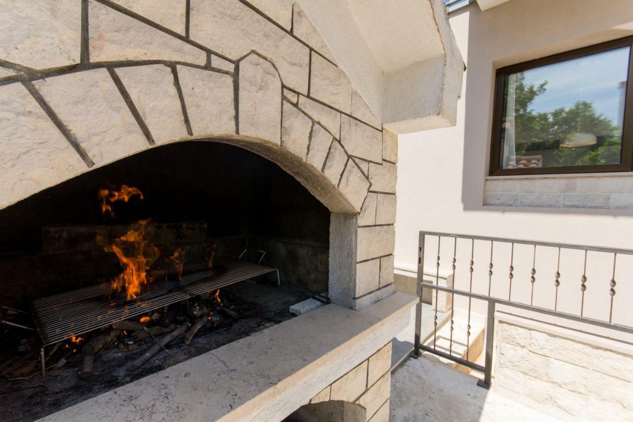 Holiday Home Ruzmarin Трогир Экстерьер фото